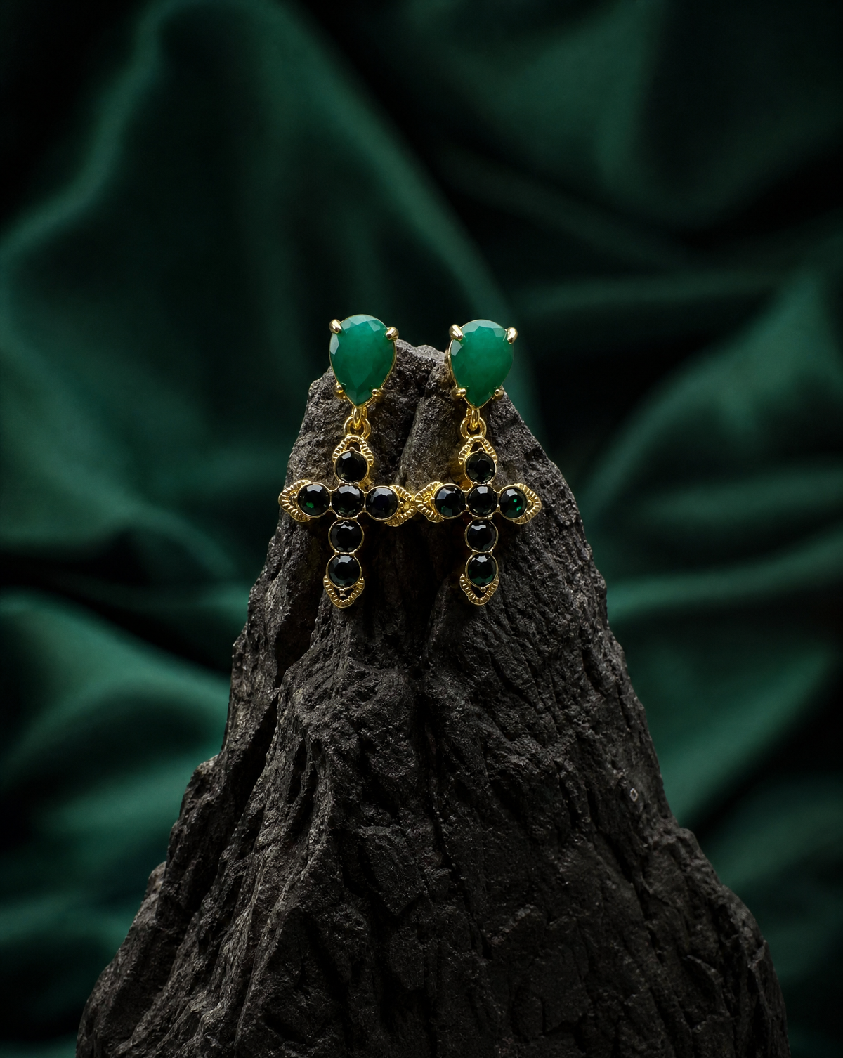 Boucles d'oreilles pendantes en croix | Zircon en pierre naturelle fait main: Jade – photo 2 – Miss Cappuccino