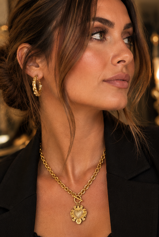 Collier Cœur Sacré porté par un modèle