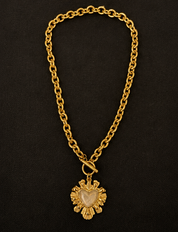 Photo principale du collier Cœur Sacré sur fond noir