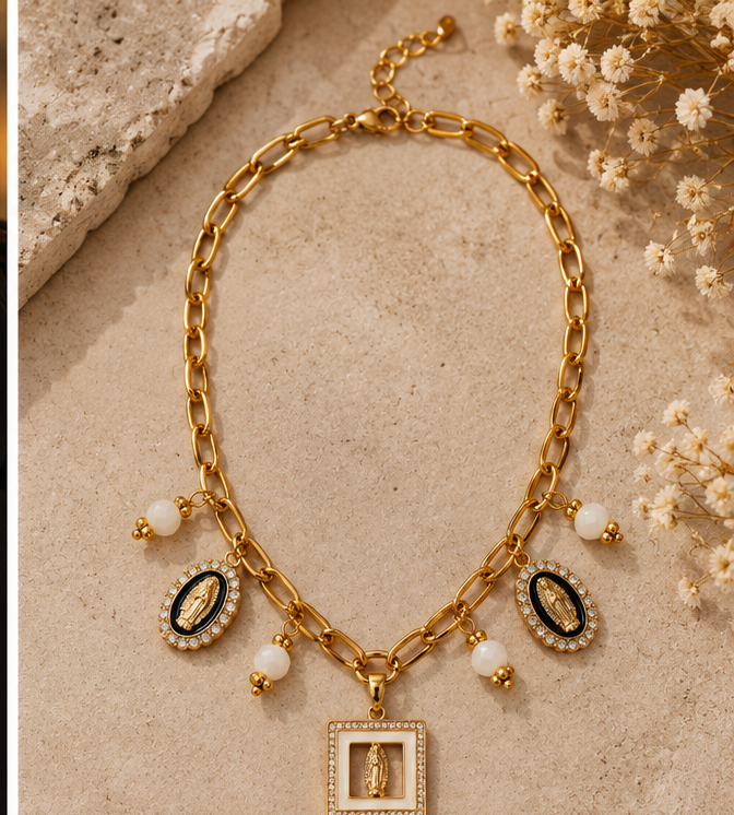 Collier doré avec médaillons et perles ivoire sur fond beige