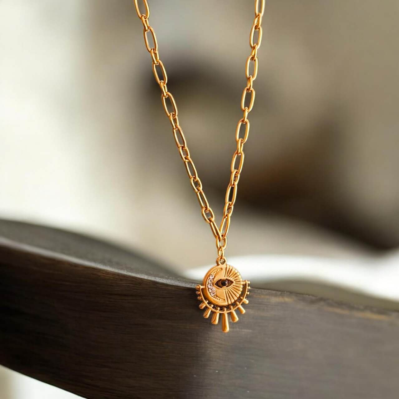 Collier œil  médaillon soleil et lune