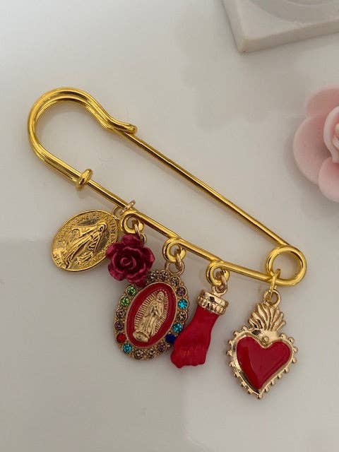 Broche épingle porte bonheur, vierge rouge