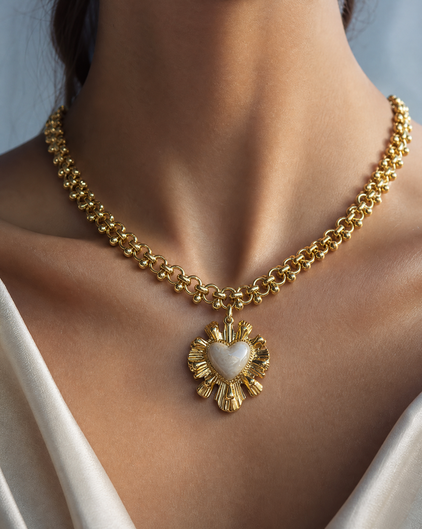 Collier cœur soleil doré | Bijoux vintage émaillés et audacieux: Beige