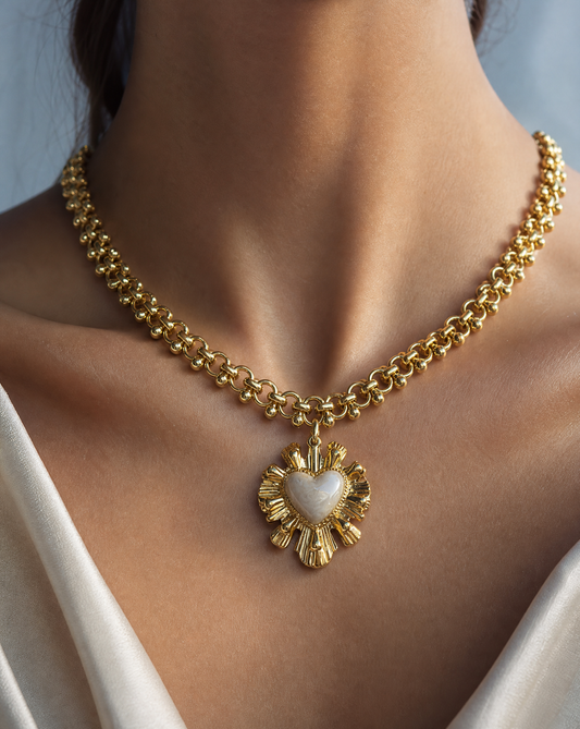 Collier cœur soleil doré | Bijoux vintage émaillés et audacieux: Beige