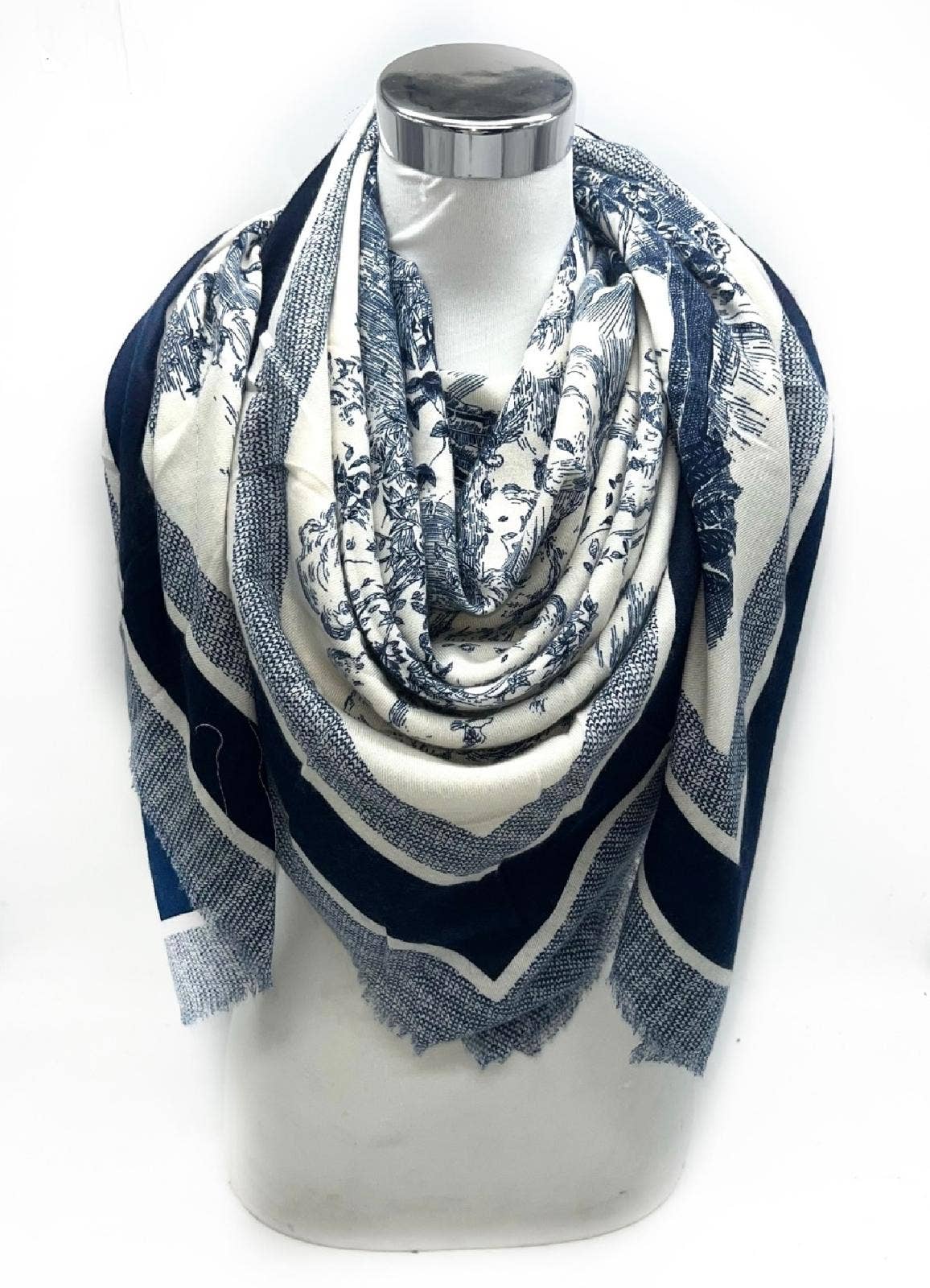 Foulard grand carré lainé motif Toile de Jouy: Bleu – photo principale – Miss Cappuccino