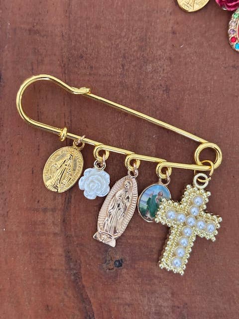 Broche croix médaille religieuse rose blanche