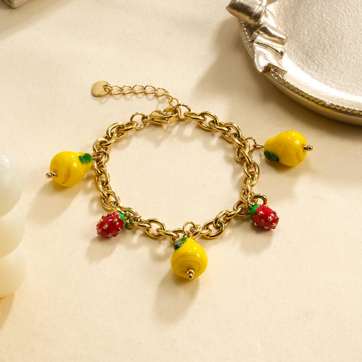 Bracelet chaîne dorée fraise et citron – photo 2 – Miss Cappuccino
