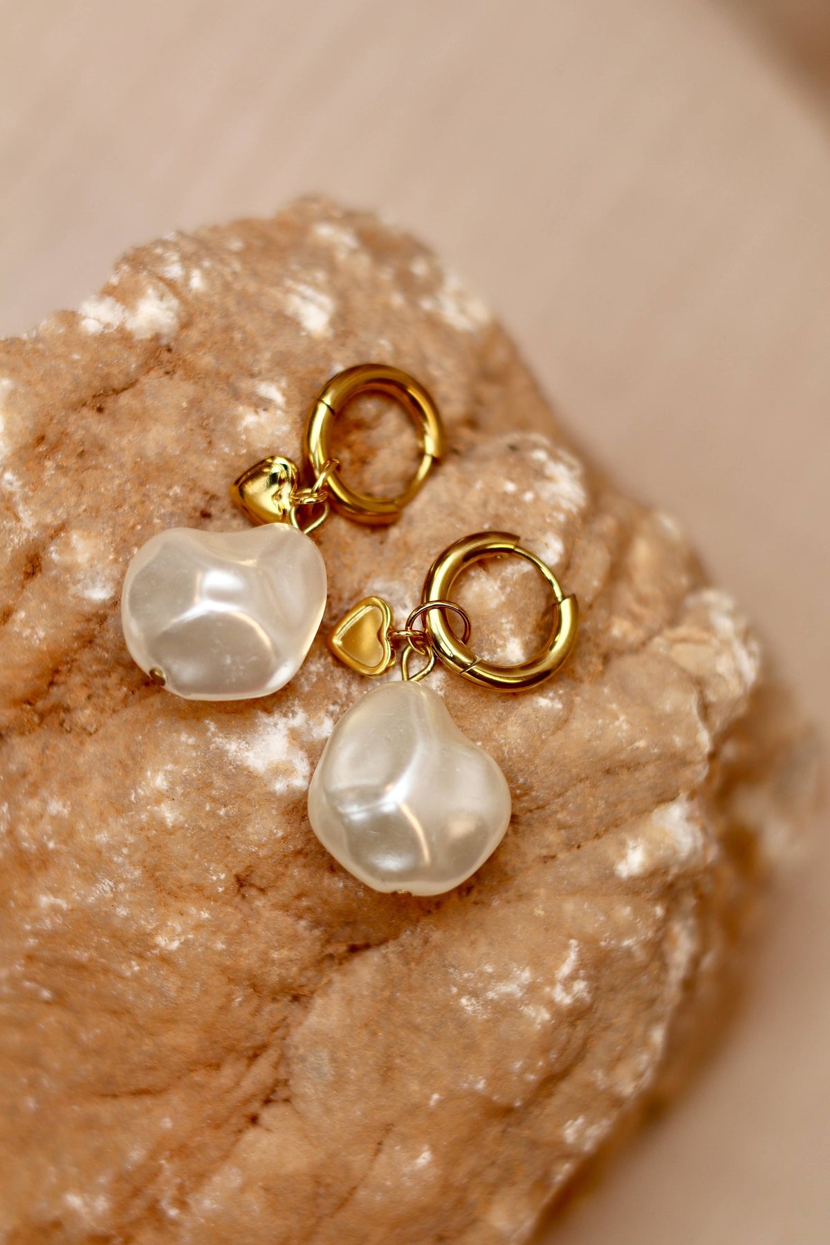 Boucles d’oreilles fleur de perle en acier inoxydable – photo 2 – Miss Cappuccino